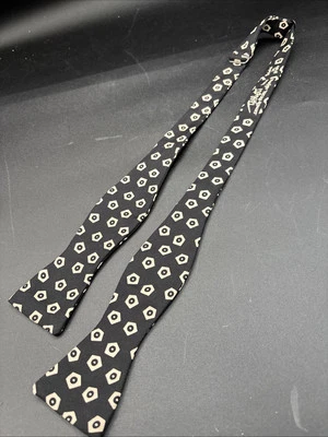 Pajarita abstracta de seda blanca y negra para hombre Robert Tallbot Foto 1 de 4