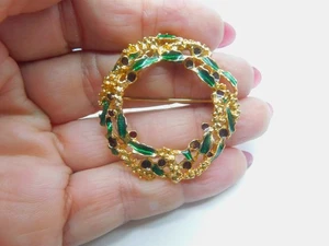 Green Red Enamel Gold Tone Open Work Metal Christmas Wreath Brooch Vintage - Picture 1 of 4