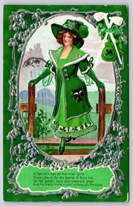 Postal Irish Lass Sombrero y Vestido Verde Día de San Patricio Poema en Relieve - Imagen 1 de 2
