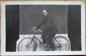 Bicicleta, hombre posando en estudio fotográfico 1927 Realphoto postal - Imagen 1 de 1