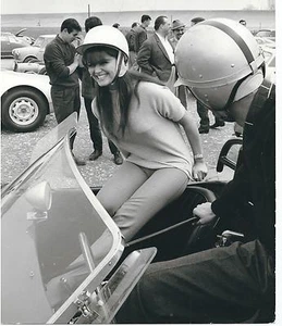 Claudia Cardinale -course autimobile -Circa 1960' -21x 25 cm -photo Ray wilson - Picture 1 of 1