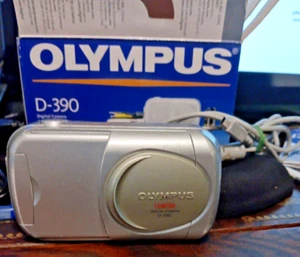 Olympus D-390 2.0MP Compact Digital Camera Silver With XD 128 Memory Card - Picture 1 of 7