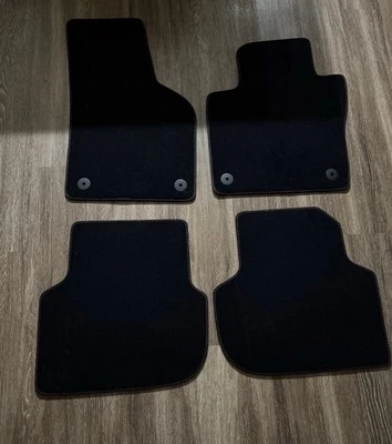 Juego de 4 alfombrillas negras con molduras rojas para VW Volkswagen Jetta 2011-2018 Foto 1 de 2
