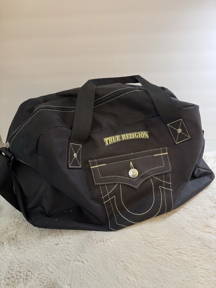 Bolsa de transporte True Religion ferradura leve com zíper preta náilon - Imagem 1 de 4