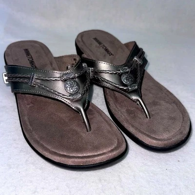 Sandalias chanclas Silverthorne 360 de cuero para mujer Minnetonka usadas en excelente estado color topo talla 8 Foto 1 de 4
