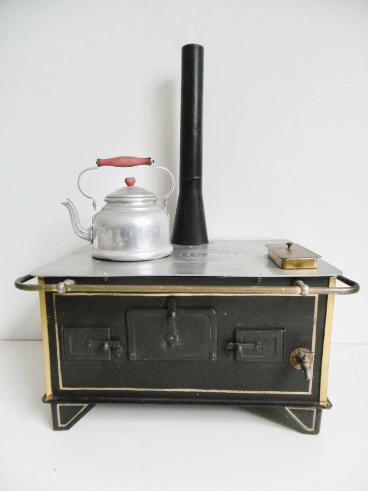 JOUET ANCIEN - IMPOSANT CUISINIÈRE/FOURNEAU EN TÔLE PEINTE ALU ET LAITON - Photo 1/4