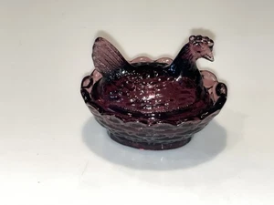 Mini Miniatur Henne auf Nest Salz Dip Keller Schale Amethyst lila unbeschriftet EUC - Bild 1 von 8