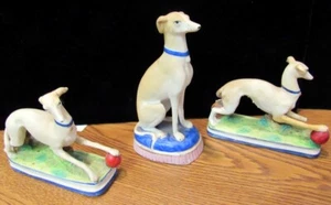 ANTICO LOTTO DI 3 FIGURE CANE FRUSTA PORCELLANA STAFFORDSHIRE BISQUE (EZS002403) - Foto 1 di 12
