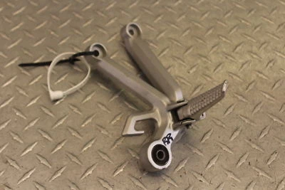 2005 SUZUKI GSXR600 GSX-R600 RIGHT REAR BACK PASSENGER PEG - Image 1 of 4