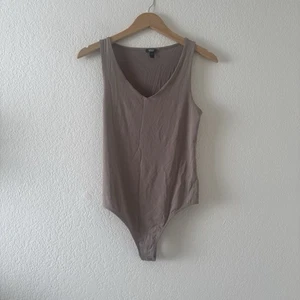 Body contorno corporal EXPRESS para mujer tostado nude cuello en V talla pequeña - Imagen 1 de 3