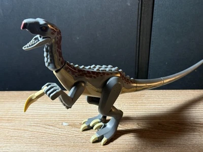 LEGO Jurassic World Therizinosaurus Dinosaur Minifigure missing arm & fingers - Image 1 of 2