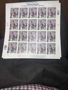 Siehe Fotos. US-Briefmarken America Responds 2001 Heroes postfrisch Blatt. Blatt mit 20 USPS - Bild 1 von 5