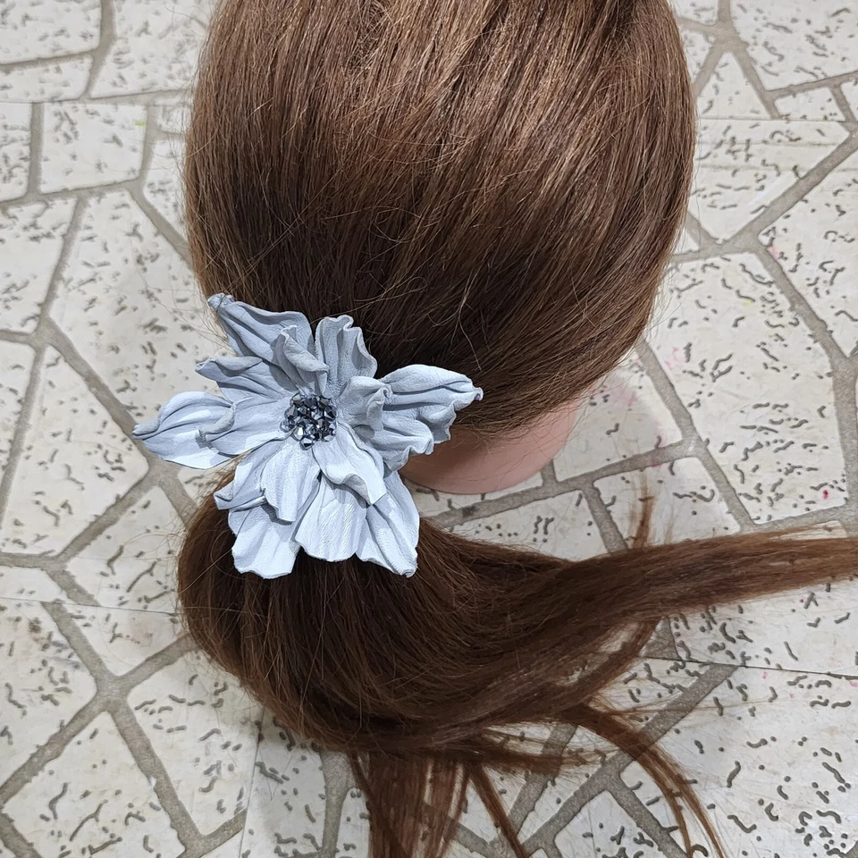 Cabello elástico con flores de cuero real Foto 1 de 4