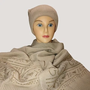 Conjunto de bufanda Guess para mujer beige tejido neutro gorro tachuelas diseño de logotipo de estrás - Imagen 1 de 10
