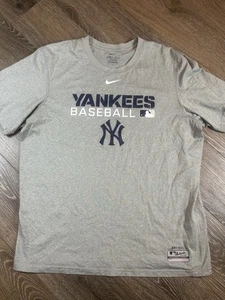 Camiseta de los Yankees de Nueva York para Hombres Gris Medio Béisbol Nike Center Swoosh Dri-Fit - Imagen 1 de 6