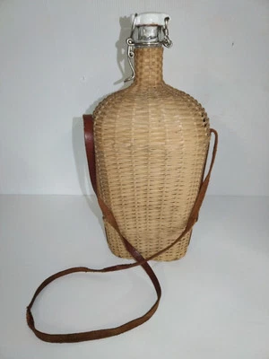 Ancienne gourde en verre Protégée par de l'osier tressé - Photo 1/4