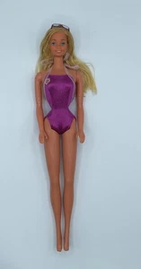 Vintage 1981 SUNSATIONAL MALIBU BARBIE bambola viola costume da bagno occhiali da sole #1067 - Foto 1 di 5