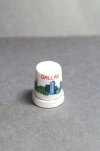 Collectible Ceramic DALLAS Thimble Souvenir Keepsake travel - Afbeelding 1 van 3