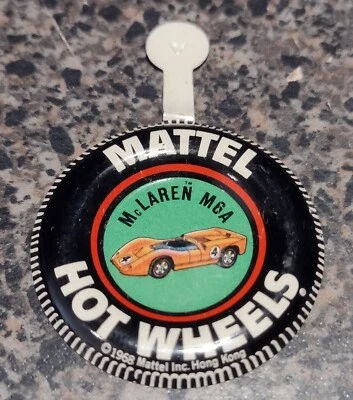 De colección Mattel Hot Wheels Redline Mc Laren M6A Metal Tab Pin Botón Hong Kong. Foto 1 de 2