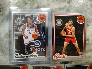 Lote (8) 2025-26 Topps Baloncesto 1980 RETROCESO con Anthony Edwards Asa Newell RC - Imagen 1 de 3