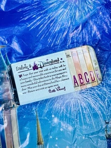 Disneyland 70° Anniversario Parchi Disney Come Nuovo Candy Metal Tin NUOVO 2025 SIGILLATO - Foto 1 di 2