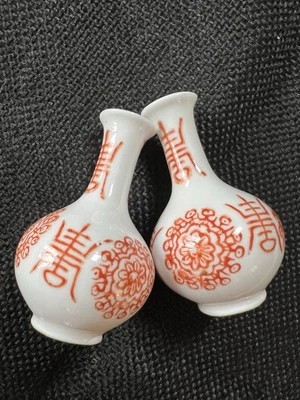 A BEAUTIFUL PAIR OF CHINESE VASES, IN PERFECT CONDITION - Image 1 of 4