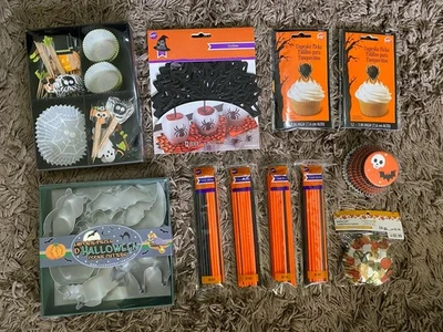 Juego de 11 selecciones de cupcakes HALLOWEEN palos de golosinas tapete cortadores de galletas tazas para hornear Foto 1 de 4