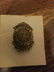 School Safety Patrol, service award, Chicago motor club, Metal Badge . - Picture 1 of 2