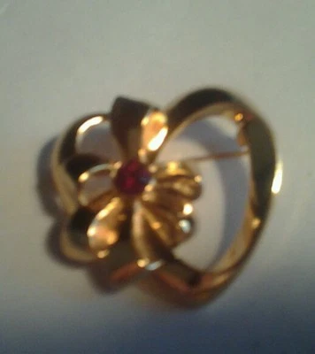 Pin corazón dorado con piedra de nacimiento de julio rubí  Foto 1 de 4