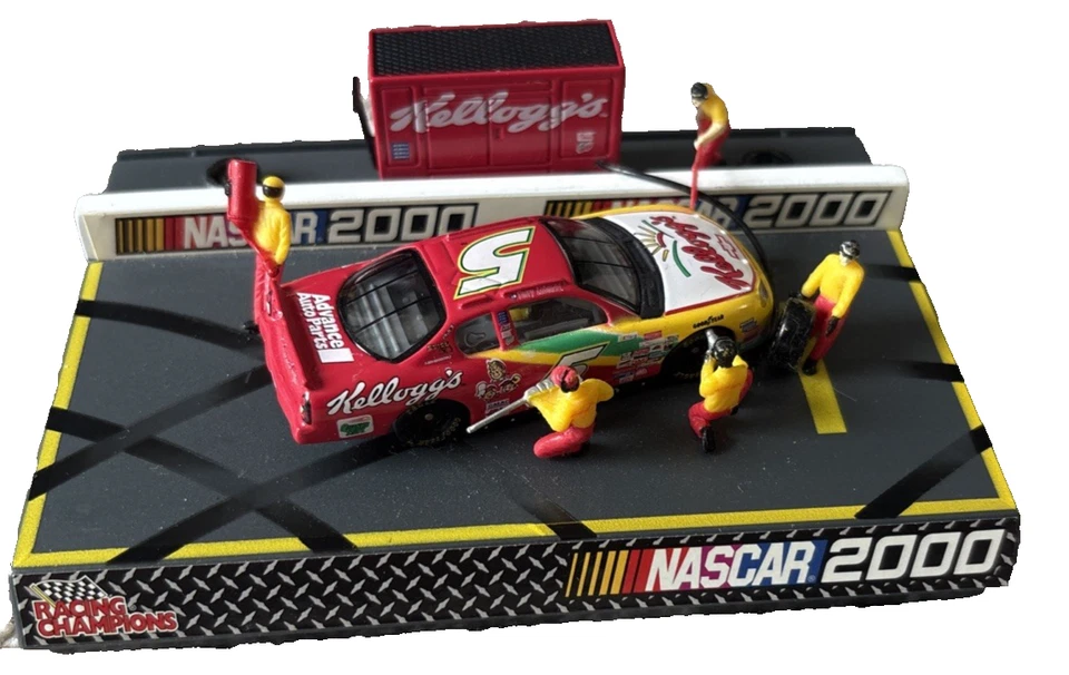 2000 RACING CHAMPIONS PIT ROW DIORAMA TERRY LABONTE # 5 CHEVROLET MONTE CARLO ! - Image 1 of 2