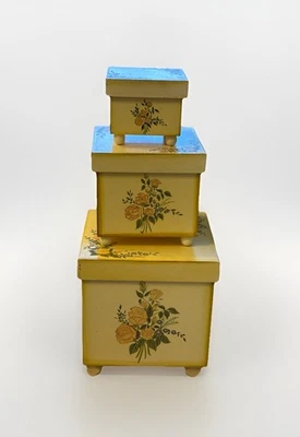 Juego de 3 cajas apilables de almacenamiento/decoración de regalos de madera amarilla con patas florales usadas de colección Foto 1 de 4