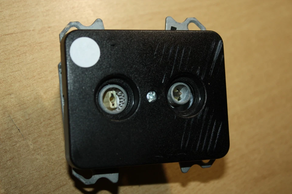 Busch & Jäger alpha nea SAT / TV / Radio Antennen Dose schwarz matt (Kratzer) - Bild 1 von 1