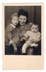 1940s Mother and Children Baby Vintage REAL PHOTO POSTCARD RPPC Scallope Edge - Picture 1 of 6