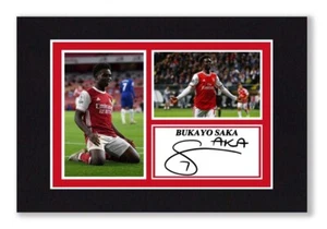 FOTO Autografo Firmato A4 Montaggio BUKAYO SAKA Pronto da incorniciare ARSENALE Regalo - Foto 1 di 3