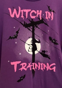 Lila Hexe im Training Halloween Grafik T-Shirt Gr. L - XL siehe Maße - Bild 1 von 8