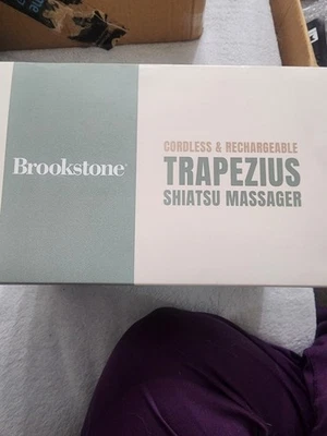 Masajeador Trapecio Shiatsu Inalámbrico Y Recargable Brookstone Foto 1 de 2