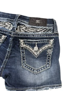 Miss Me Easy Damenshorts Größe 25 Denim mittlerer Bund 3" Schrittlänge verzierte Flügel - Bild 1 von 10