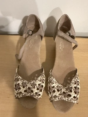Zapatos para mujer Toms sandalias de tacón de cuña beige ganchillo cuero correa al tobillo talla 8 Foto 1 de 4