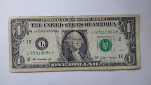 1 $ Dollar Schein mit Nummer 153910885517 & unlesbaren Buchstaben Stempel - S/N: L57310994V - Bild 1 von 2