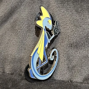 Inteleon metal Pokemon Pin Badge Crown Zenith TCG - Picture 1 of 3