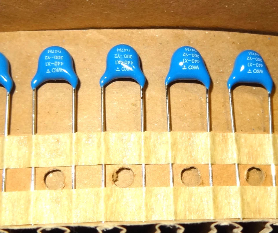 4 pcs 470 pF 300/440 VAC, Line rated Ceramic Capacitors. - Image 1 of 1
