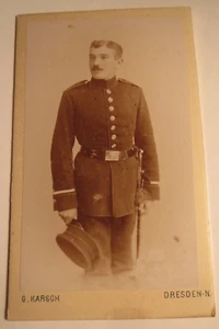 Soldat in Uniform - Posthorn über Nr. 3 ? wohl Jägerbataillon 13 / CDV Dresden - Picture 1 of 2