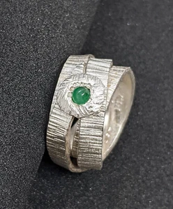 Anillo de 10 mm de ancho con cabujón esmeralda plata maciza diseño de llamas 925 - Imagen 1 de 9