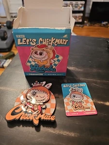 1 x POP MART 🌈AUTÉNTICO LOS MONSTRUOS Let's Checkmate Serie Colgante Reina - Imagen 1 de 1