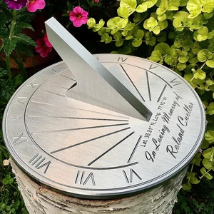 Individuelle Sonnenuhr mit Gedenkgravur - personalisiertes Erinnerungsgeschenk - Bild 1 von 9