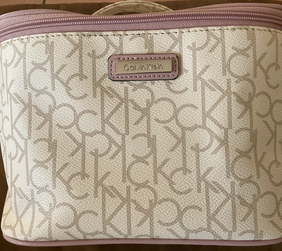Bolsa de viagem cosmética Calvin Klein com zíper bege logotipo rosa zíper - Imagem 1 de 4