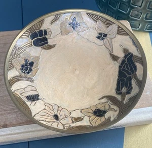Plato de baratija de latón Cloisonné floral decoración clásica regalo relleno de medias en muy buena condición - Imagen 1 de 10