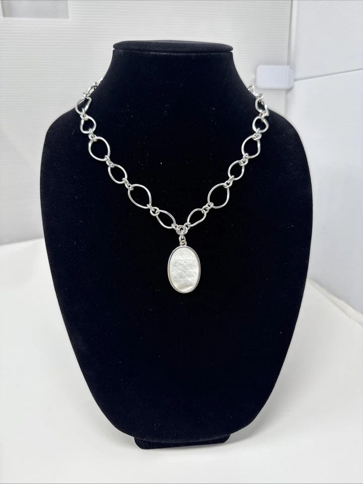 White MOP other of Pearl Shell Pendant Chunky Silver T Chain 17" Necklace AVON - Image 1 of 4