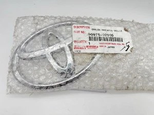 NEW GENUINE OEM TOYOTA AVALON HIGHLANDER RAV4 FRONT GRILLE EMBLEM 90975-02100 - Bild 1 von 6