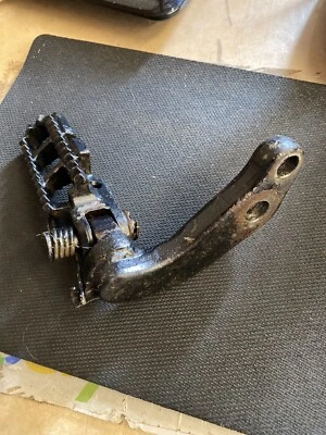 1989 SUZUKI DR100 DR 100 ПРАВАЯ СТОРОНА ПОДНОЖКИ 43510-05260-019 - Изображение 1 из 4